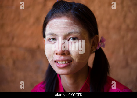 Casual myanmar girl su thanaka sorridente, close up viso Foto Stock