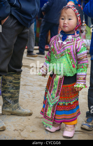 Il Vietnam, Bac Ha Mercato, fiore bambino Hmong in abito tradizionale Foto Stock