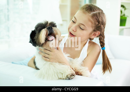 Ritratto di felice ragazza con shih-tzu cane e lo sta guardando Foto Stock