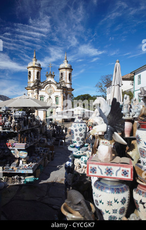 Mercato della ceramica nella parte anteriore del Sao Francisco di Assis Chiesa, Ouro Preto (Patrimonio Mondiale dell'UNESCO), Minas Gerais, Brasile Foto Stock