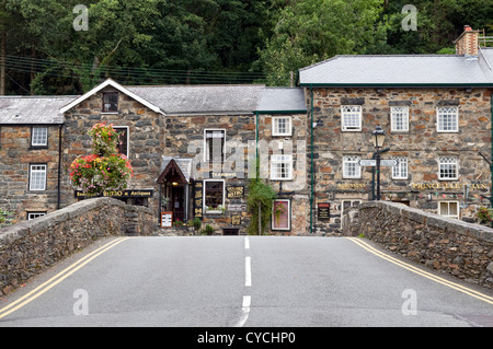 Principale a498 la strada attraverso il pittoresco villaggio di Beddgelert, Snowdonia, Galles del Nord, Regno Unito Foto Stock