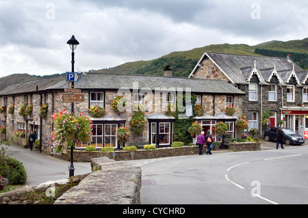 Principale a498 la strada attraverso il pittoresco villaggio di Beddgelert, Snowdonia, Galles del Nord, Regno Unito Foto Stock