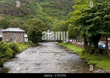 Il pittoresco villaggio di Beddgelert, Snowdonia, Wales UK che è il luogo di incontro dei due fiumi Glaslyn e fiume Colwyn Foto Stock