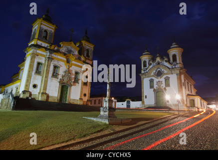 Nostra Signora del Carmo e Sao Francisco di Assis chiese in Praca Minas Gerais al crepuscolo, Mariana, Minas Gerais, Brasile Foto Stock