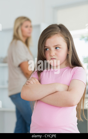 Bambina cerca arrabbiato Foto Stock