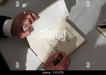 Giornalista Dan piuttosto segni una copia del suo libro "eadlines e Datelines' per una ventola al Texas Book Festival di Austin Foto Stock