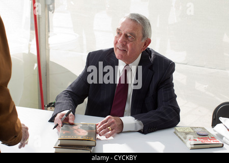 Giornalista Dan piuttosto segni una copia del suo libro "piuttosto espliciti' per una ventola al Texas Book Festival di Austin Foto Stock