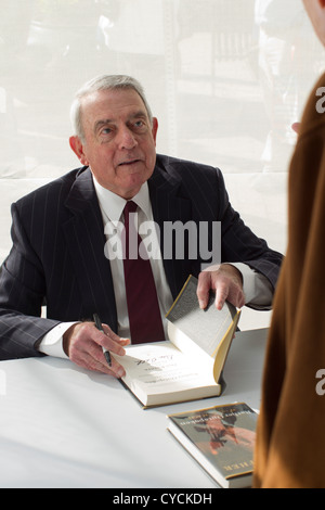 Giornalista Dan piuttosto segni di una copia di uno dei suoi libri o un ventilatore al Texas Book Festival di Austin Foto Stock