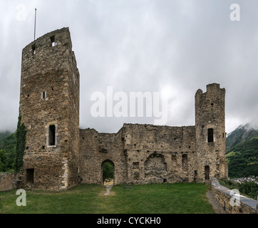 Rovine del Castello di Santa Maria nella piccola città Luz-Saint-Sauveur in Hautes-Pyrénées dipartimento di Francia Foto Stock