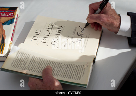 Giornalista Dan piuttosto segni di una copia di uno dei suoi primi libri, 'Il Palazzo Guardia,' per una ventola al Texas Book Festival Foto Stock