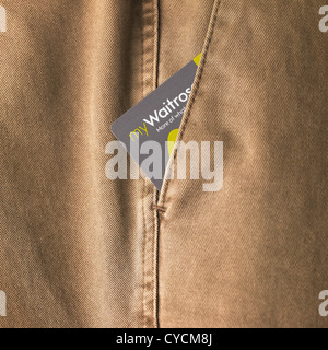 La mia scheda Waitrose nella tasca dei pantaloni casual Foto Stock