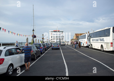 Linea di automobili fino al Terminal del traghetto a Yarmouth Isola di Wight Foto Stock