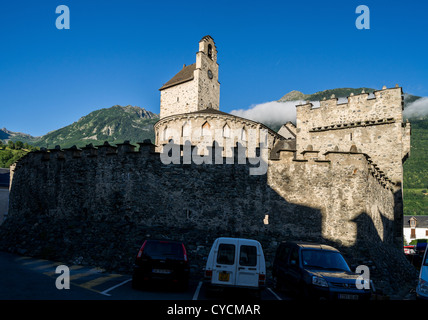 Chiesa di Ospitalieri di San Giovanni nella piccola città Luz-Saint-Sauveur in Hautes-Pyrénées dipartimento di Francia Foto Stock