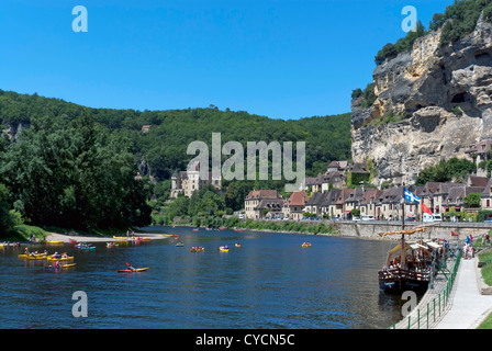 Una gabarra (fiume Dordogne barca) e canoe sulla Dordogne al di La Roque Gageac, Perigord, Francia Foto Stock