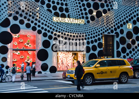 Negozio Louis Vuitton decorata da artista giapponese Yayoi Kusama - Fifth Avenue, New York City, Stati Uniti d'America Foto Stock