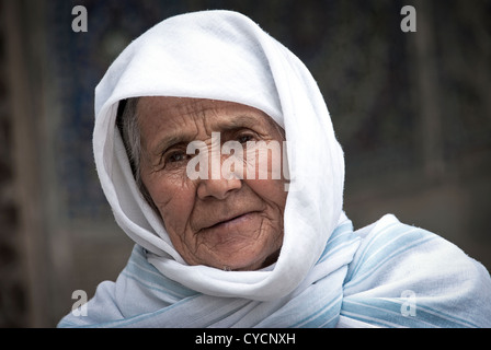 Ritratto di un sambuco donna musulmana che indossa un velo bianco, Samarcanda, Uzbekistan Foto Stock