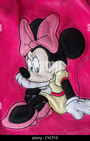 Dettaglio della seduta Minnie Mouse sul piccolo della ragazza abito rosa Foto Stock