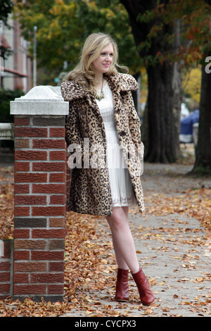 Donna in leopard print rivestire in Astoria, Queens, a New York City, Ottobre 26, 2012 © Katharine Andriotis Foto Stock