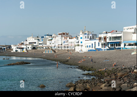 La spiaggia o Playa con la gente a prendere il sole a Puerto de las Nieves Gran Canaria Isole Canarie Spagna Foto Stock