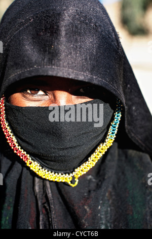 Bedouin donna vestita di nero. Foto Stock