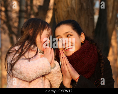 La madre ad insegnare la sua bambina a pregare Foto Stock