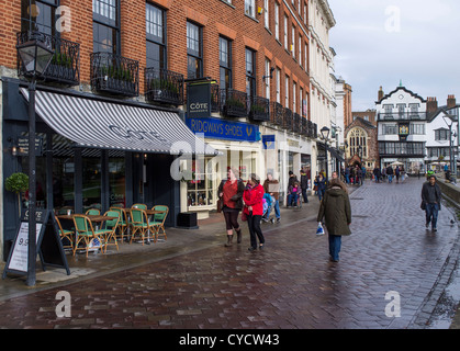 Il 31 ottobre 2012. Chiudere la Cattedrale di Exeter Devon, Inghilterra. Gli amanti dello shopping in un giorno di pioggia in un centro della città con il vecchio e gli edifici moderni Foto Stock