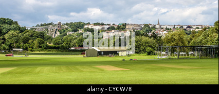 Vista panoramica di il Clifton Suspension Bridge e Royal York Crescent dai campi di gioco a Bower Ashton a Bristol REGNO UNITO Foto Stock