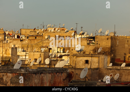 Tetti di case plurifamiliari con parabole satellitari sulla parte superiore nel vecchio quartiere medina nella città di Casablanca, Marocco. Foto Stock