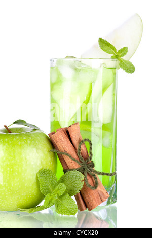 Cocktail di verde con mele, menta e cannella isolati su sfondo bianco Foto Stock