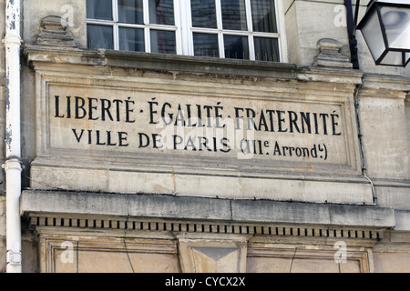 "Liberté, égalité', Fraternité' iscrizione a Le Marais, terzo arrondisment di Parigi, Francia. Foto Stock