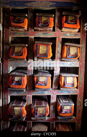 Un interno di una sala di preghiera nel Gompa Thiksey, un tibetano monastero Buddista in Ladakh, India Foto Stock