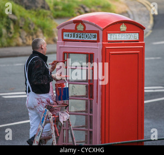 Verniciatura di un British elencati K6 nella casella Telefono in Clifton Bristol REGNO UNITO Foto Stock
