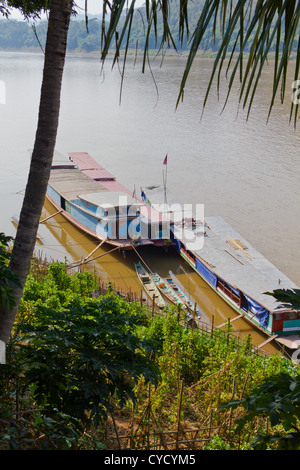 Tipico battello fluviale sul fiume Mekong a Luang Prabang, Laos Foto Stock