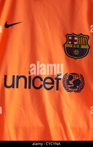 Badge con logo UNICEF sulla maglia da calcio FC Barcelona color arancione Foto Stock