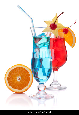 Due cocktail tropicali e arancione. Isolato su sfondo bianco Foto Stock