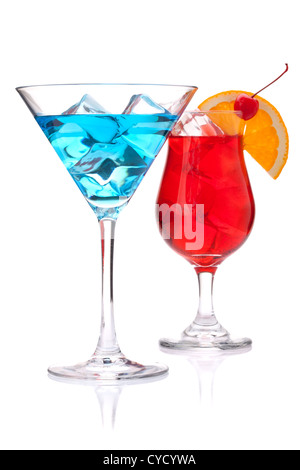 Due cocktail tropicali. Isolato su sfondo bianco Foto Stock