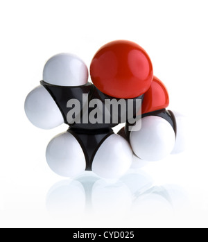 Modello di plastica di isobutirrato di metile molecola contro uno sfondo bianco con lieve riflesso tavolo Foto Stock