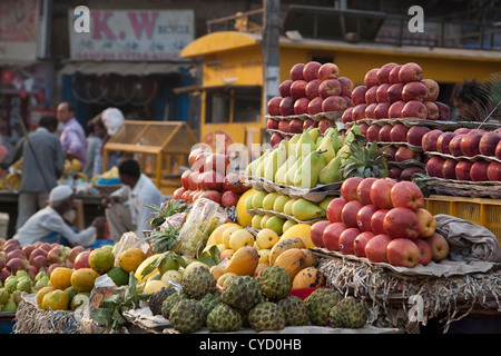 Venditori di frutta sulla strada spianata nella Vecchia Delhi - India Foto Stock