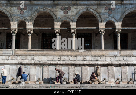 Gli uomini stessi di lavaggio prima della preghiera Foto Stock