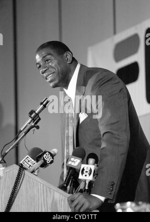 Earvin Magic Johnson dà una conferenza stampa annunciando la Summer Pro League si sta muovendo verso la piramide a Cal State Long Beach Foto Stock