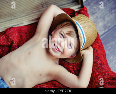 Felice ragazzino con hat Foto Stock