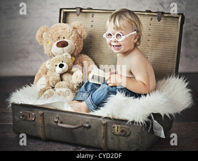 Divertente immagine del ragazzino in valigia Foto Stock