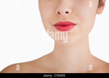 Donna che indossa un rossetto rosso Foto Stock
