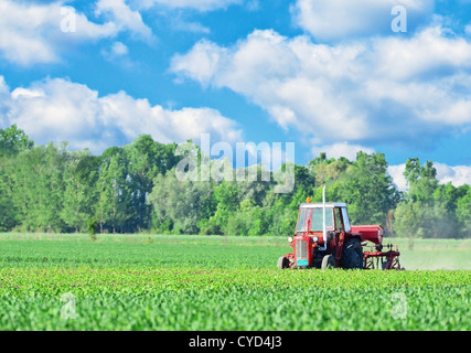 Il trattore su un bellissimo paesaggio Foto Stock