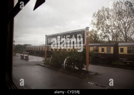 Minehead segno della piattaforma attraverso una finestra di pioggia Foto Stock