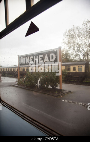 Minehead segno della piattaforma attraverso una finestra di pioggia Foto Stock