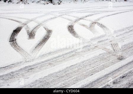 A forma di cuore ad tracce nella neve, tracce di pneumatici nella neve. Tracce di pneumatici Foto Stock