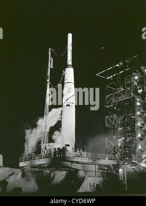 Pioneer io lancio Thor-Able I con la Pioneer I veicoli spaziali in cima, Foto Stock