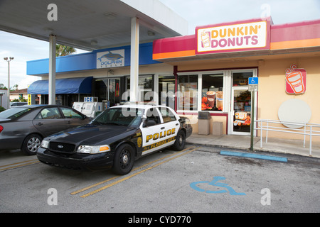 Città di Florida City pattuglia di polizia squad macchina parcheggiata fuori dunkin donuts shop usa Foto Stock