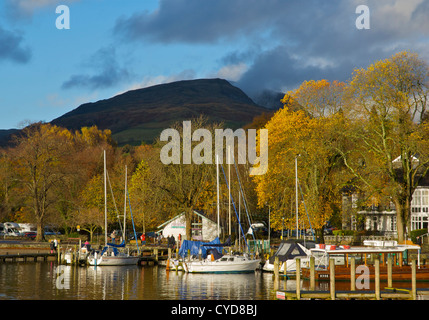 In autunno le tinte: Lago di Windermere a Waterhead, Parco Nazionale del Distretto dei Laghi, Cumbria, England Regno Unito Foto Stock